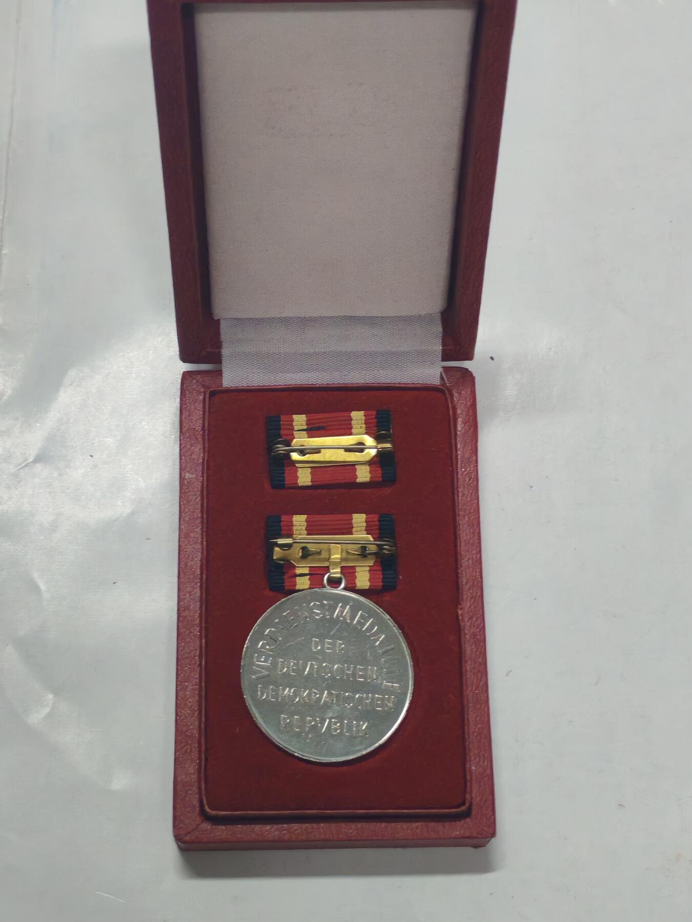 韵星假日军品类拍卖第51期  -- Rimey Holidays Militaria Auction 51 民主德国国家功勋奖章带原盒 最高级奖章 早期盒