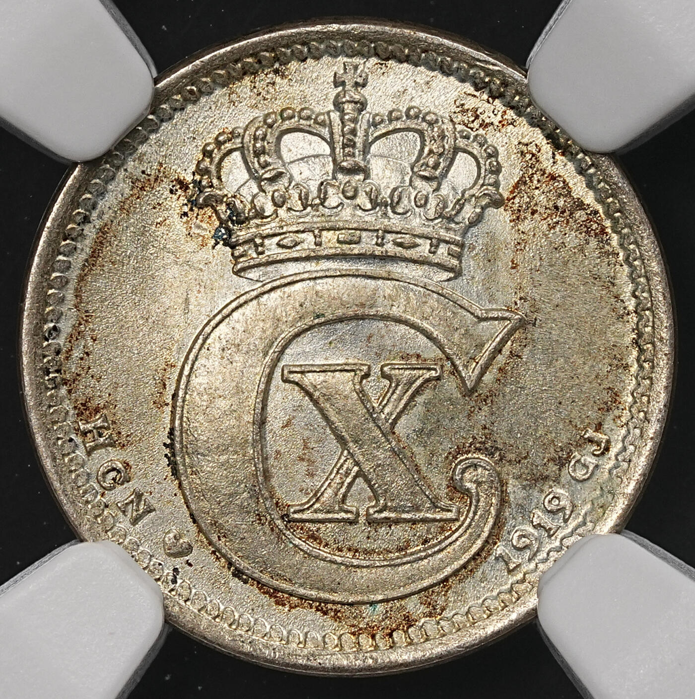 修遠堂世界钱币第110期 NGC评级  1919年丹麦10欧尔银币两枚