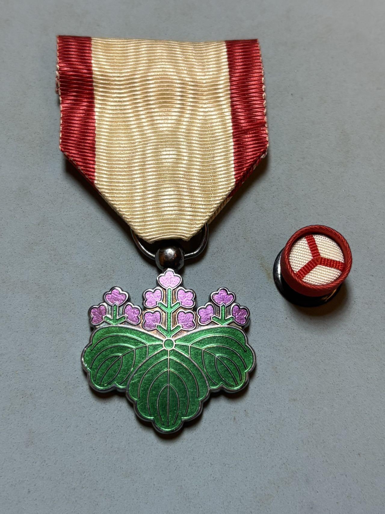 盛世勋华——号角文化勋章邮票专场拍卖第313期 日本勋七等青叶章 银制带原盒 早期双面版 重22克，银价300+