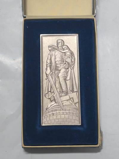 韵星假日军品类拍卖第51期  -- Rimey Holidays Militaria Auction 51 - 民主德国与法西斯抗争纪念奖章 尺寸很大 高浮雕设计 好品带原盒