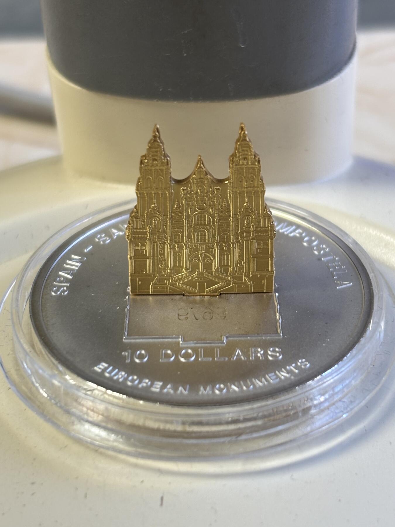 第196期拍卖 瑙鲁2006年 欧洲地标-西班牙圣地亚哥主教座堂立体部分镀金精制银币， 1盎司，999银 发行量：2000枚，塑料盒有瑕疵