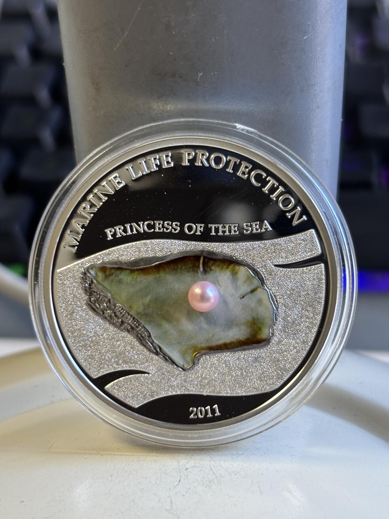 第196期拍卖 帕劳2011年珍珠系列镶嵌天然粉珍珠精制纪念彩银币，925银，25克，有丝痕