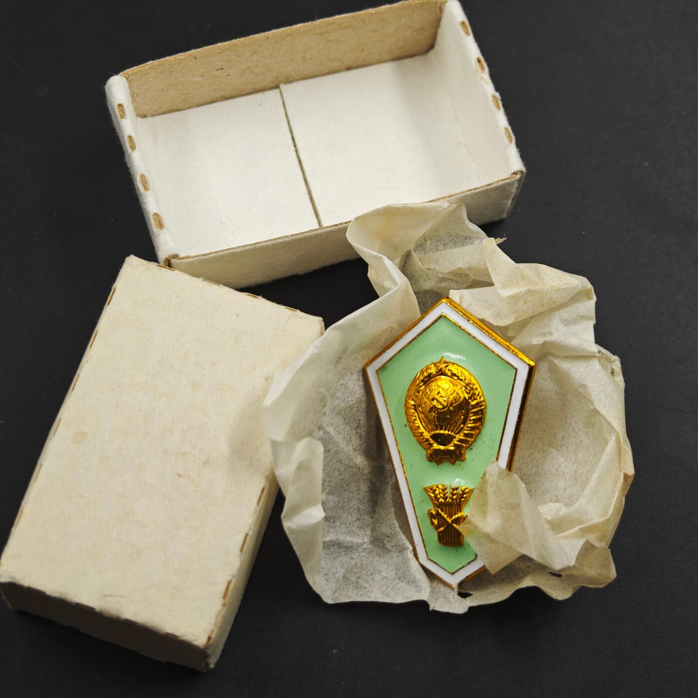 4月4日结束，成斌徽章钱币专场 原盒苏联 中等农学院校徽