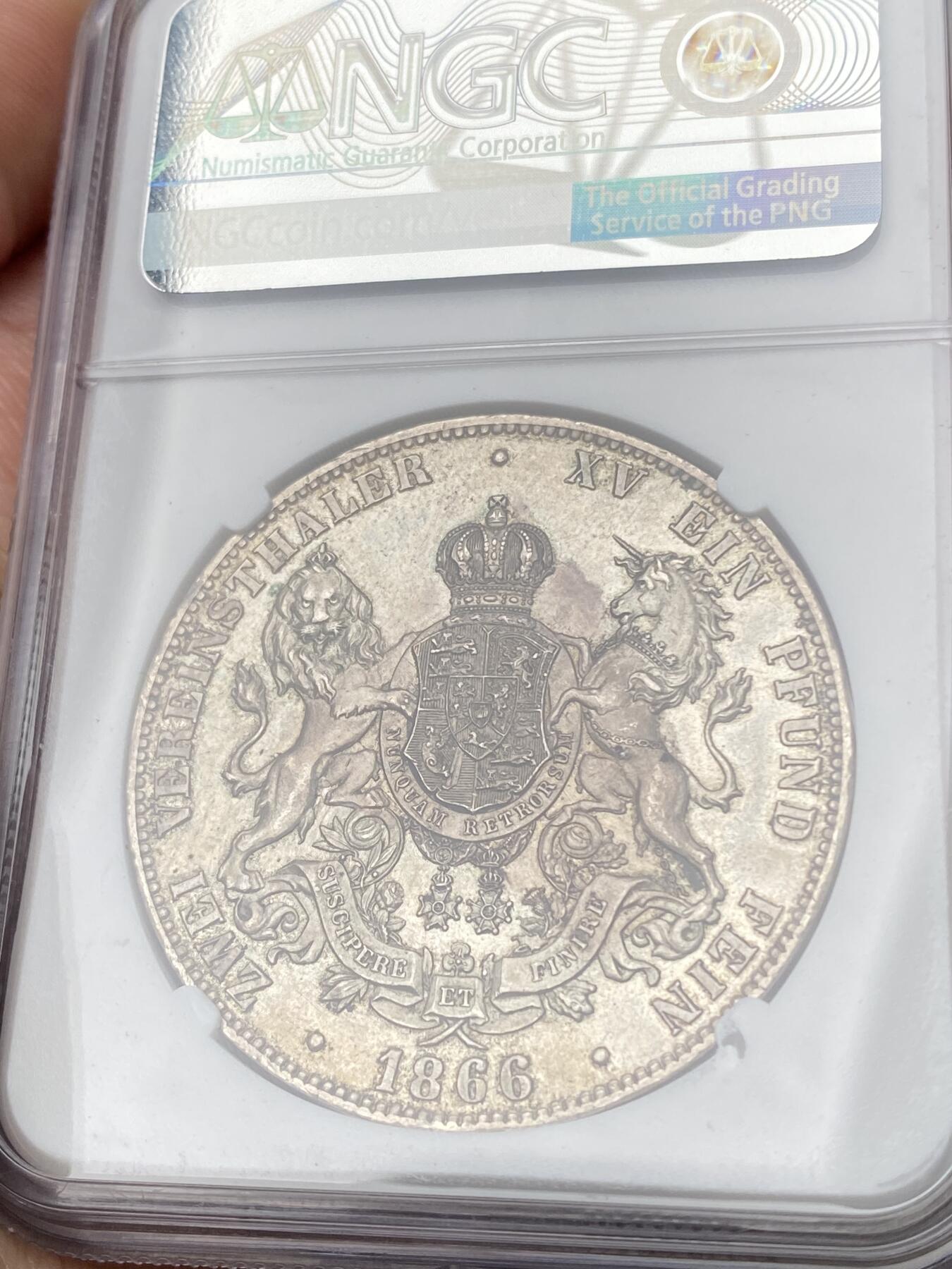 万国钱币拍卖第064期 NGC MS63 1866年德国汉诺威狮马英式盾徽流通2泰勒 汉诺威最后的2T 轻微类镜面质感高点极佳 原味青灰包浆清新淡雅