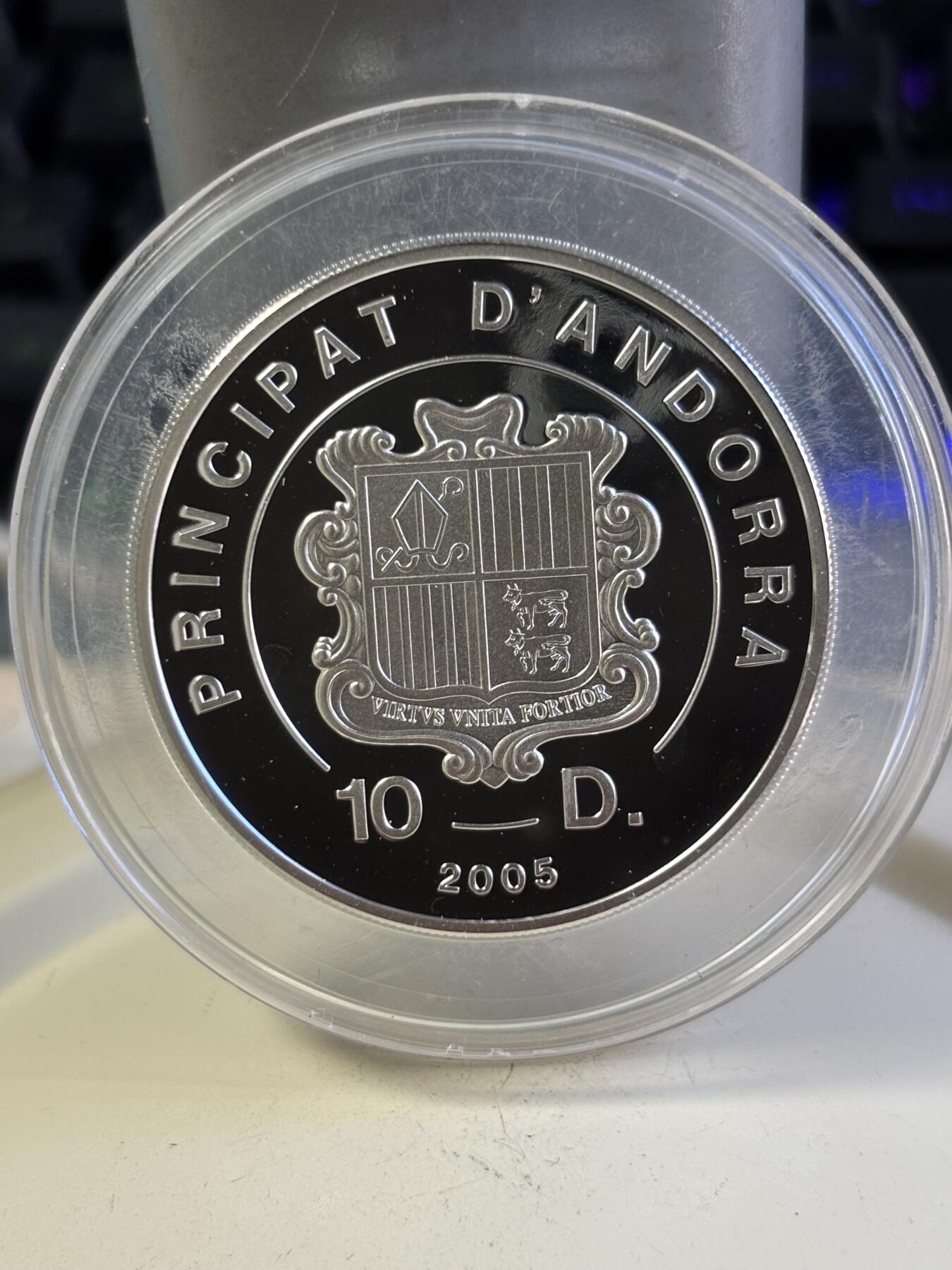 第196期拍卖 安道尔2005年梵蒂冈加冕镀金镶水晶银币，925银镀金，25克，塑料盒有瑕疵