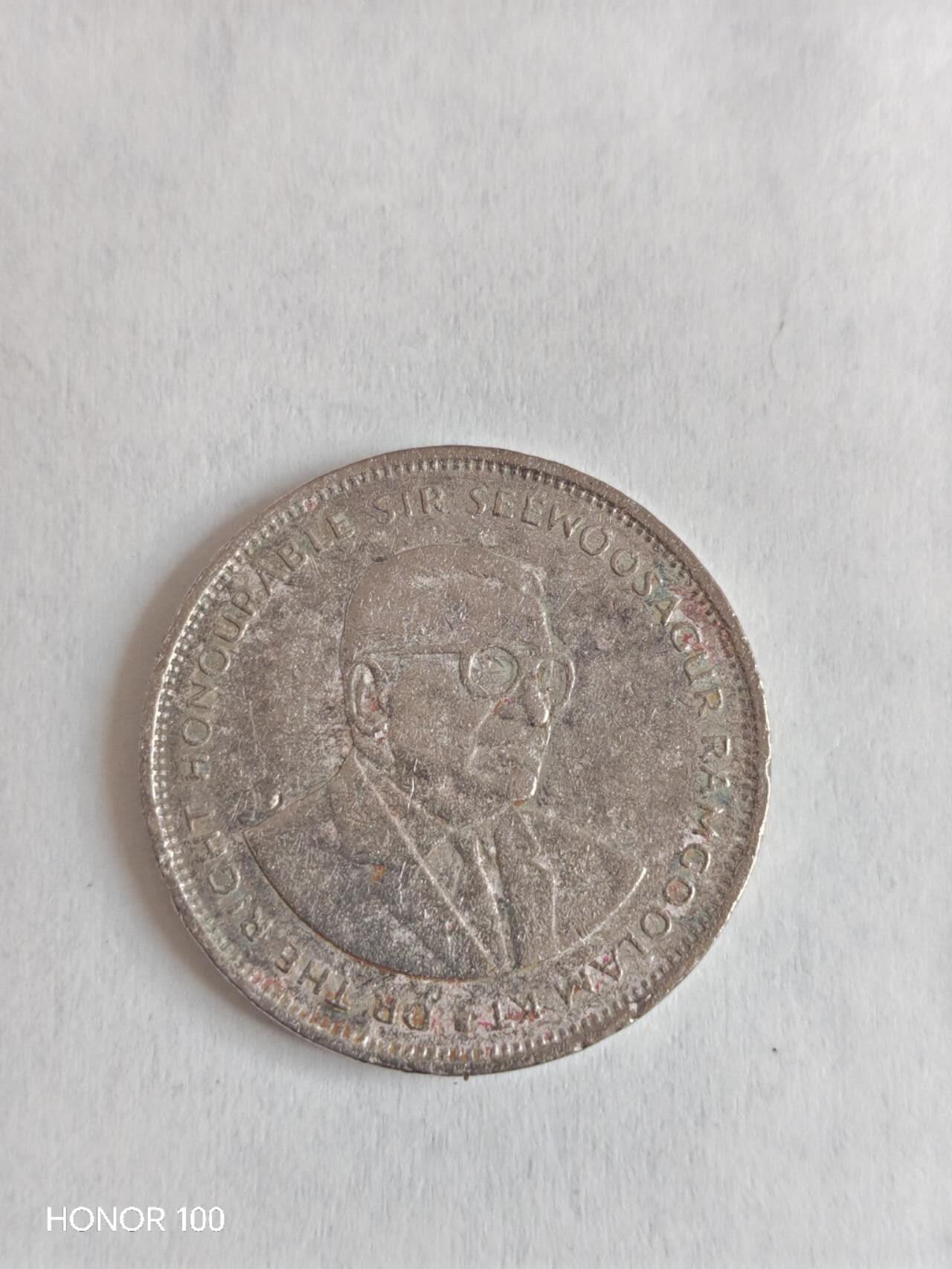 纪念章/纪念币 毛里求斯1991年5卢比- 该版5卢比硬币是毛里求斯独立后发行的经典流通币，以拉姆古兰爵士为固定肖像，仅年份和工艺有细微变化