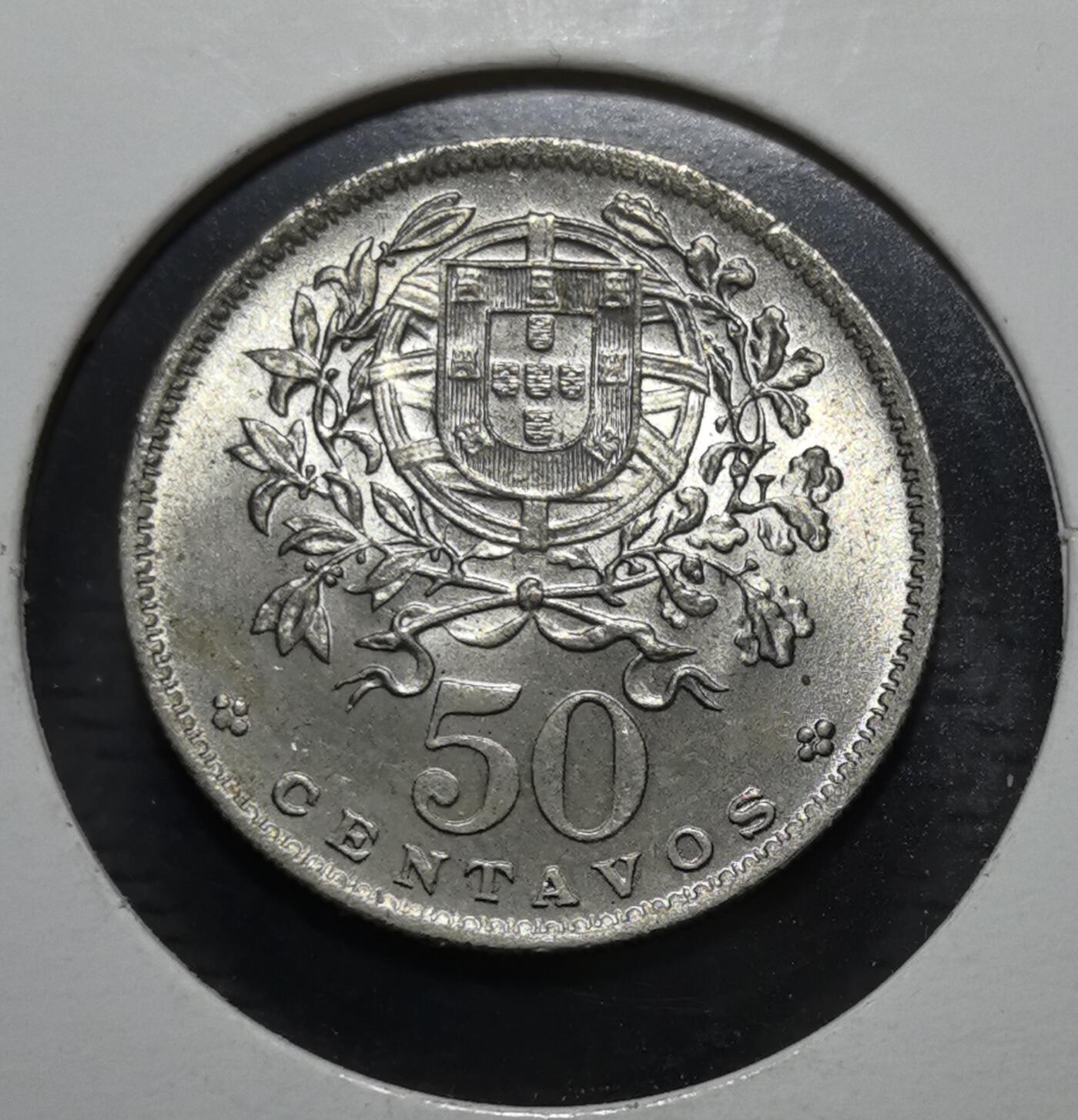 外国优质银币克朗币纪念章，每周六晚九点倒数截拍，满百包邮可寄存，持续收拍 带光葡萄牙1967年50分，头戴自由帽与橄榄枝的少女，象征共和国理想，处于葡萄牙萨拉查独裁统治时期，此设计代表其民族身份与当时的威权主义政权并存的社会状态