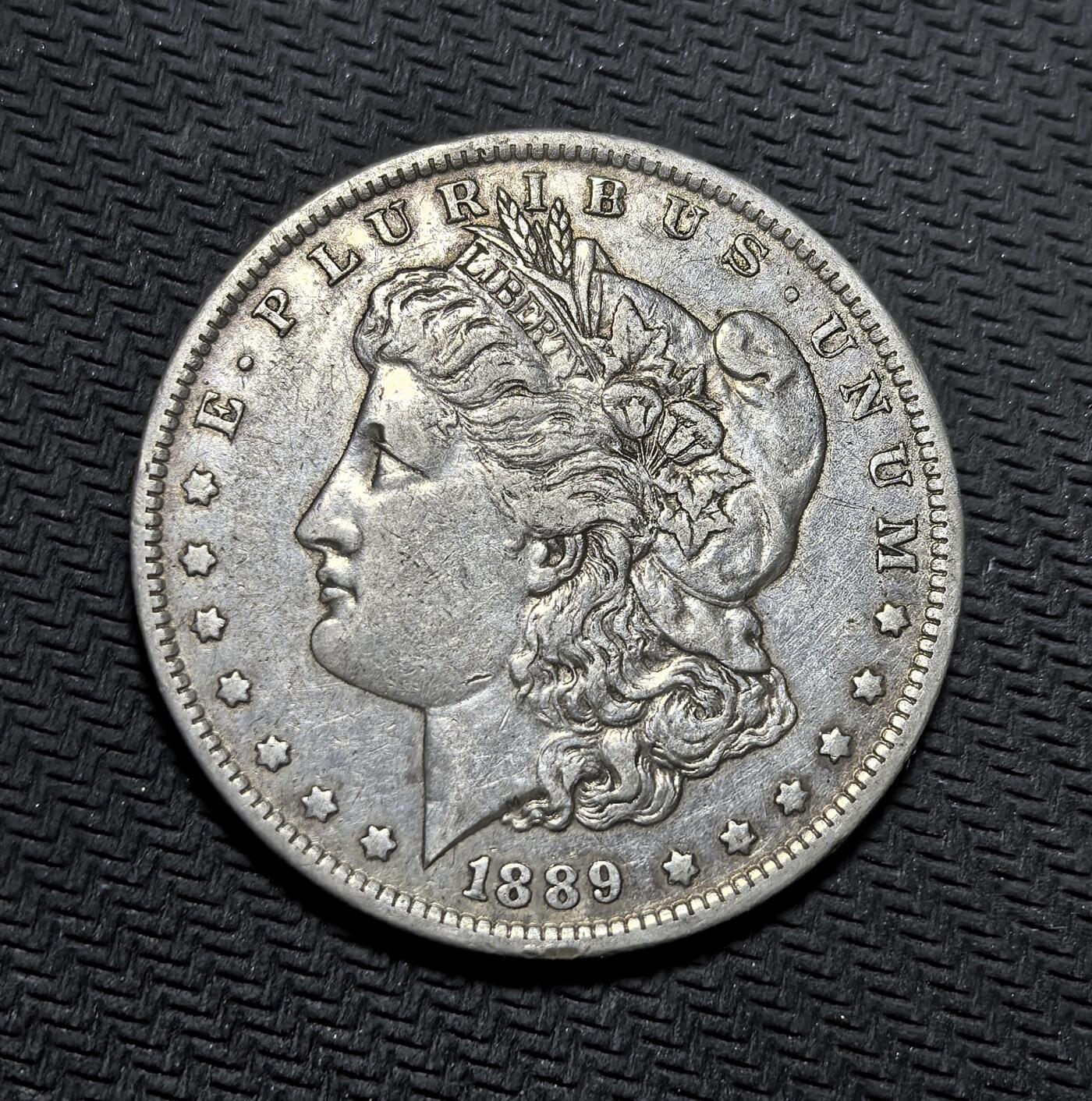 外国优质银币克朗币纪念章，每周六晚九点倒数截拍，满百包邮可寄存，持续收拍 美国1889年O版摩根银元，由美国新奥尔良造币厂铸造，是 19 世纪末美国西部流通主币，因设计经典与银本位历史，成为收藏界经典品种。