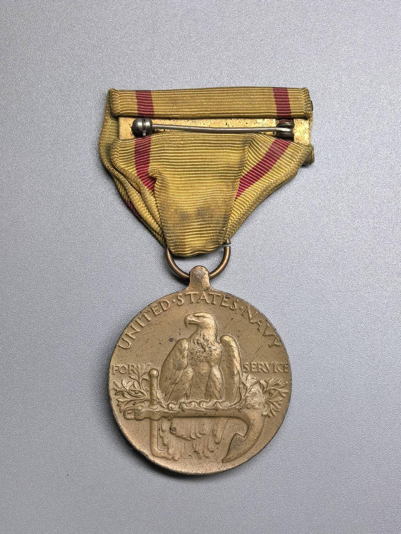 小驴勋章奖章收藏4月4日周六晚六点拍卖（珍爱和平，收藏战争，铭记历史，勿忘国耻，忠党爱国。有偿代拍，送拍规则在简介最后，参拍须阅读规则后再参拍，关系到运费包装发货时效真假辨别等关键信息，拍卖时不再发原图，看大图店主微信码在拍卖店铺介绍里） 美国海军中国服役奖章