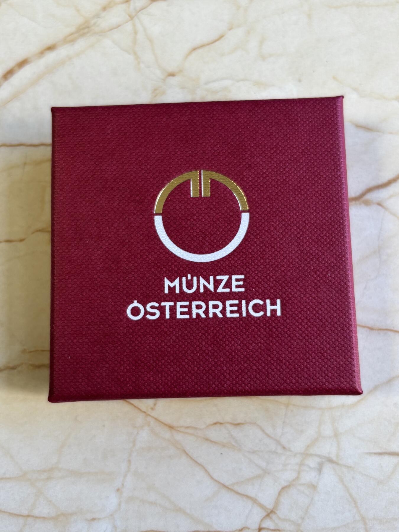 第196期拍卖 获奖奥地利2016年银铌镶嵌时间三彩色纪念银铌币，金属:900银/铌998，重量:15.5克（9克银，6.5克铌），直径:34毫米，发行：65000枚，获2018年度克劳斯世界硬币大奖赛最佳双金属币