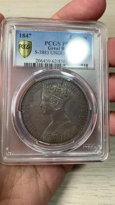 万国钱币拍卖第064期 PCGS PR62 1847年英国维多利亚女皇哥特体克朗 世界机制币大名誉品 英系钱币工艺巅峰之作 任何世界币玩家都耳熟能详的品种 全球热度居高不下 价格也是一路上涨 浓郁厚重的英式天鹅绒包浆极致美丽 打制深峻狮脸清晰 此次贴脸入手机会不容错过