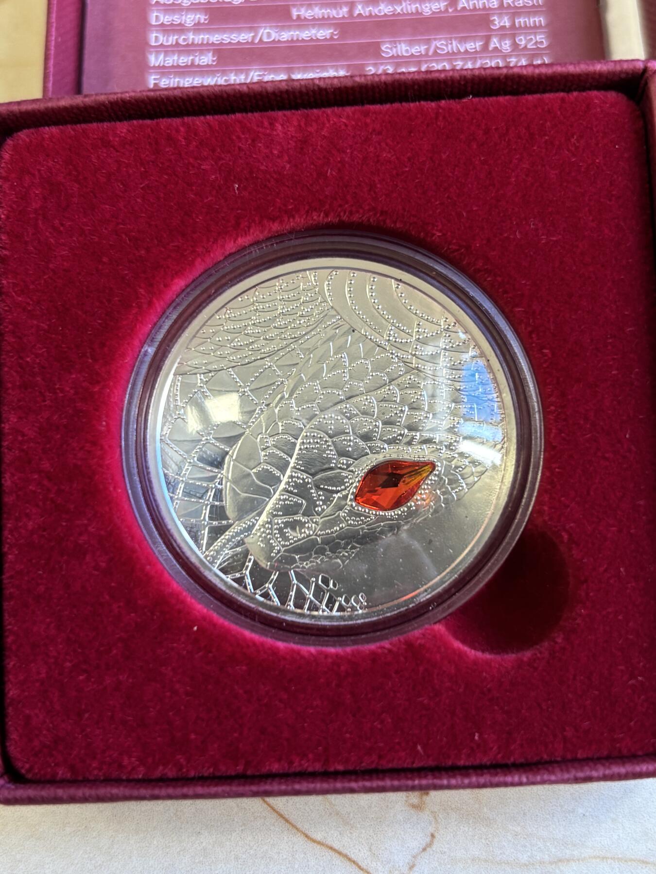 第196期拍卖 奥地利2021年世界之眼1澳洲土著造物主彩虹蛇银币，925银，22.42克，发行30000枚，有黑点