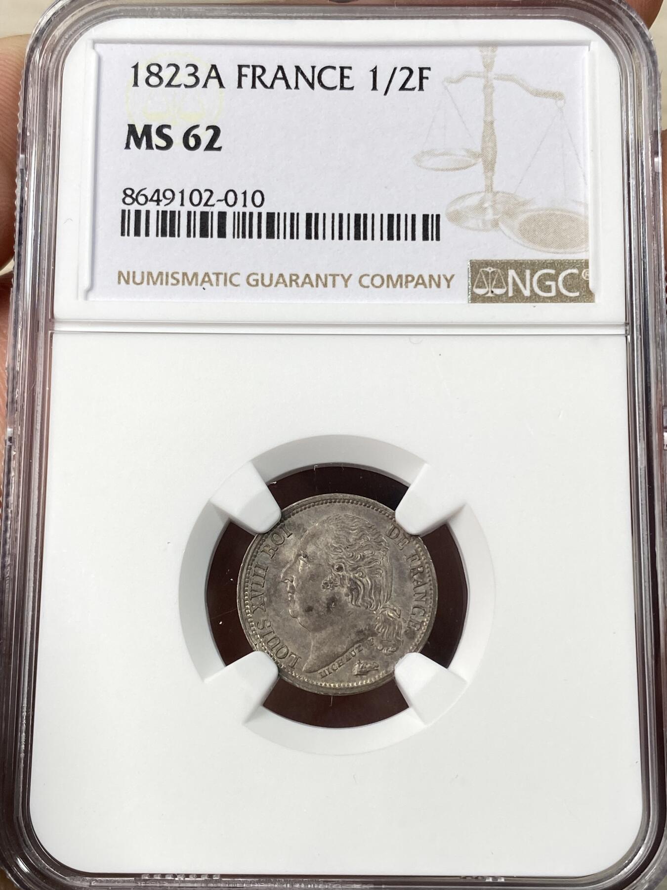 万国钱币拍卖第064期 NGC MS62 1823年法国波旁王朝路易十八世1/2法郎银币 巴黎厂铸造 好品不多见的路易十八小面值银币 全深打双面原味欧陆酱五彩更是难得 收藏级品质