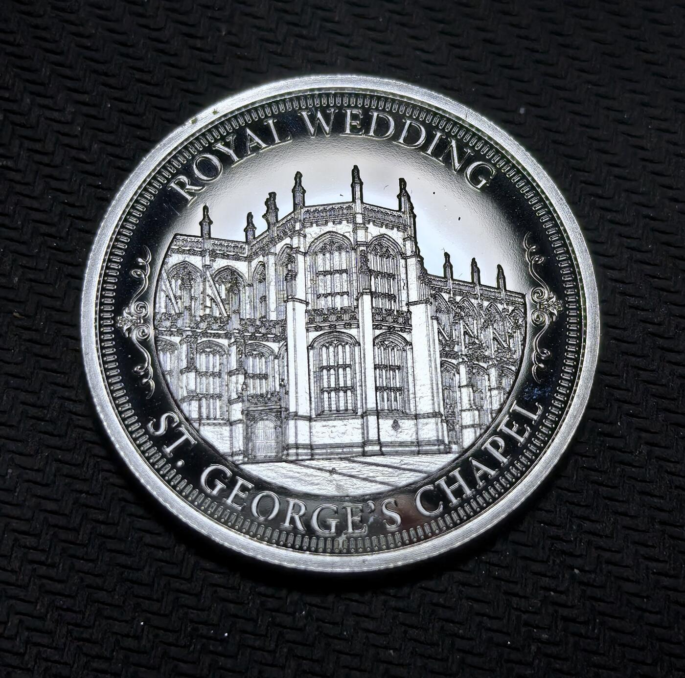 外国优质银币克朗币纪念章，每周六晚九点倒数截拍，满百包邮可寄存，持续收拍 哈里王子与梅根的王室婚礼纪念章，正面定格二人 2017 年多伦多不可征服运动会同框名场面，背面刻有婚礼举办地圣乔治教堂，见证这场全球瞩目的王室盛事。