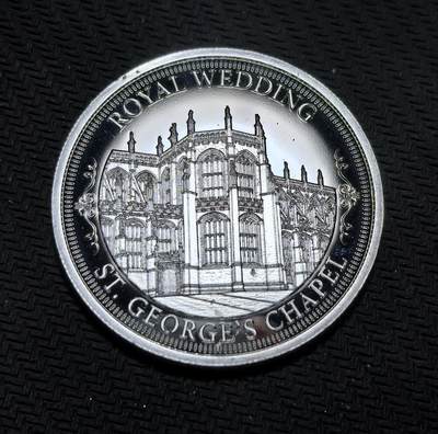 外国优质银币克朗币纪念章，每周六晚九点倒数截拍，满百包邮可寄存，持续收拍 - 哈里王子与梅根的王室婚礼纪念章，正面定格二人 2017 年多伦多不可征服运动会同框名场面，背面刻有婚礼举办地圣乔治教堂，见证这场全球瞩目的王室盛事。