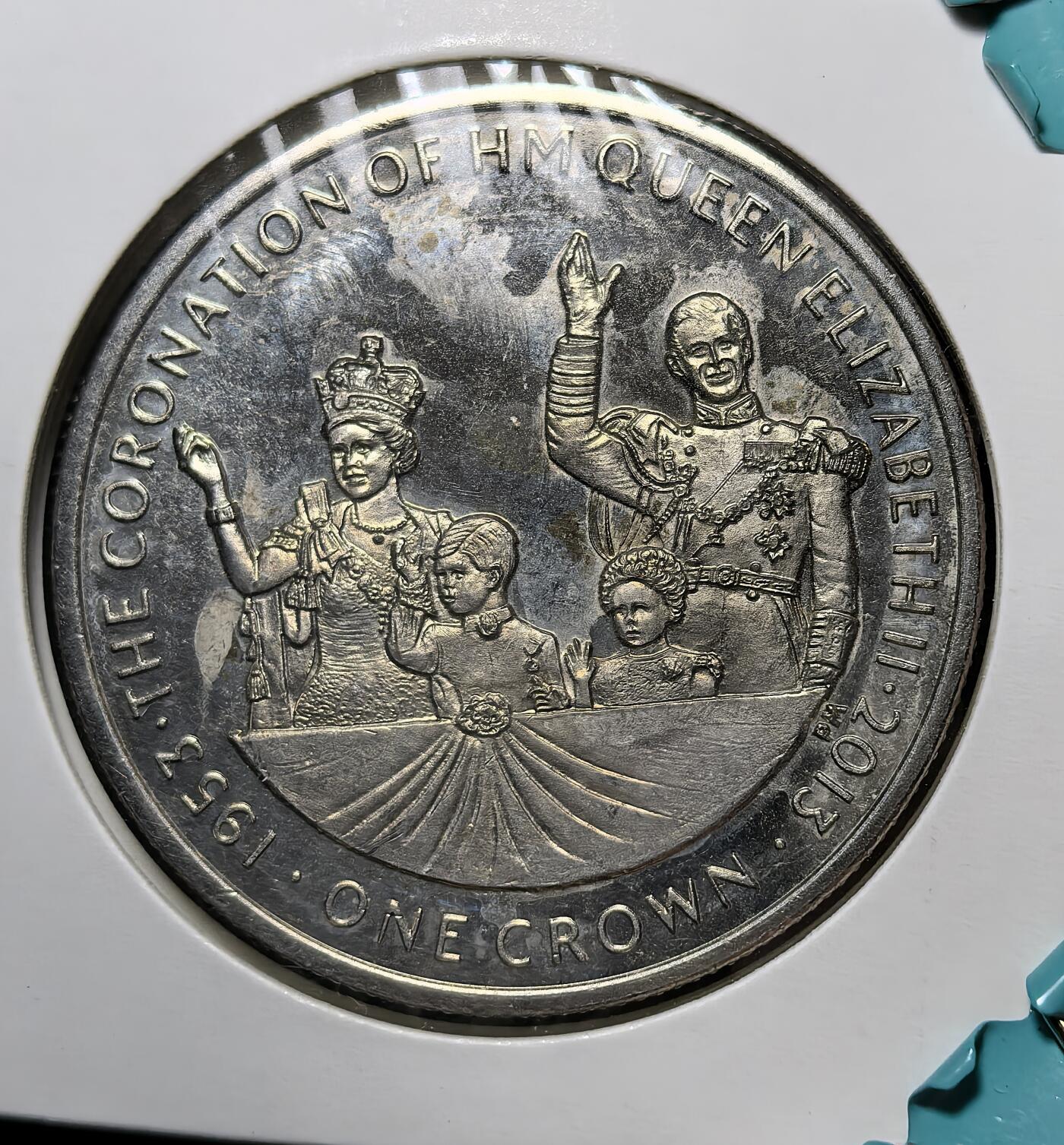 外国优质银币克朗币纪念章，每周六晚九点倒数截拍，满百包邮可寄存，持续收拍 马恩岛2013年伊丽莎白二世加冕 60 周年 1 克朗纪念币，正面为女王肖像，背面复刻 1953 年加冕全家福，铭刻 1953-2013，见证英王室重要庆典与马恩岛货币传统。