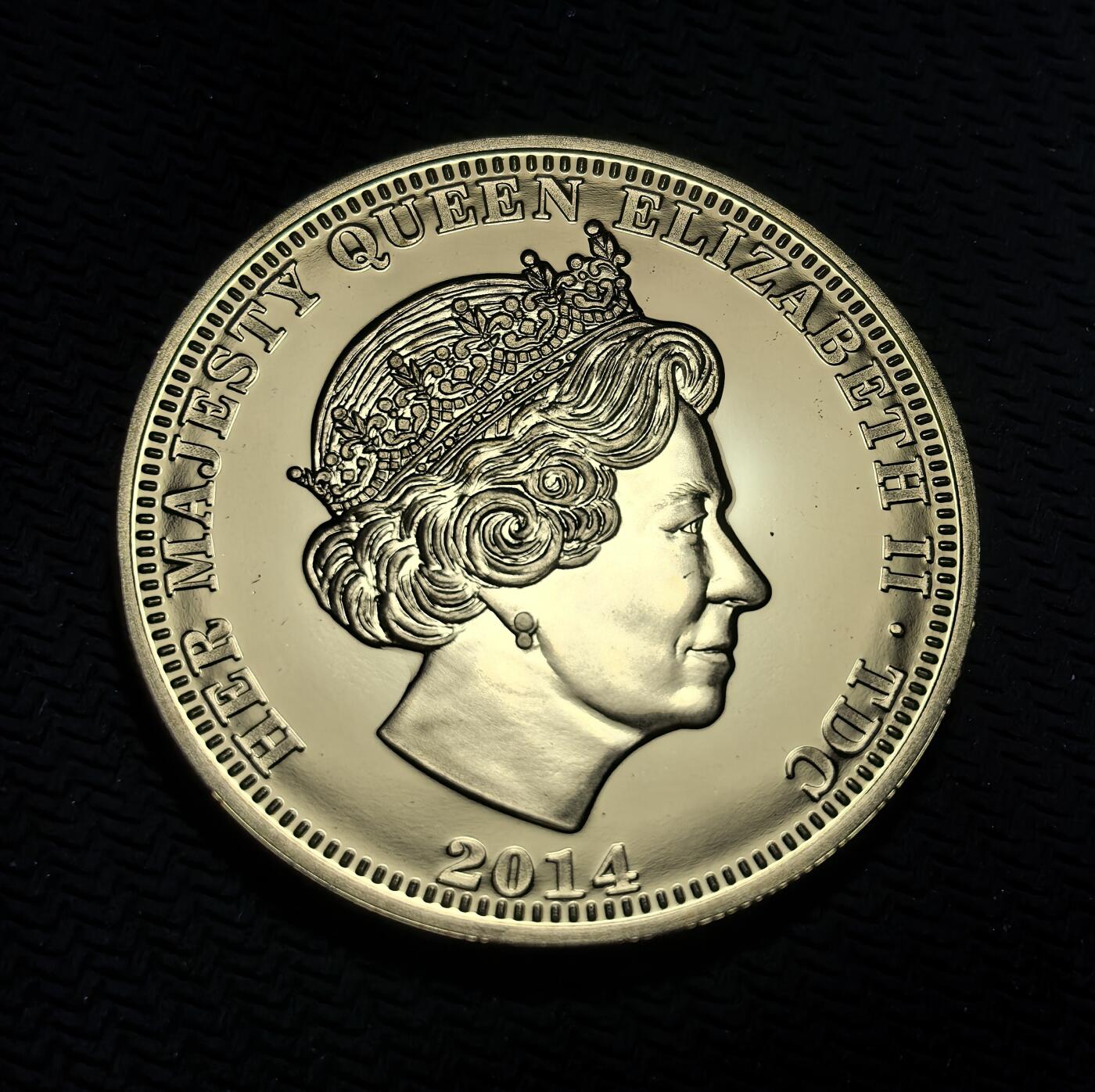 外国优质银币克朗币纪念章，每周六晚九点倒数截拍，满百包邮可寄存，持续收拍 镀金特里斯坦-达库尼亚群岛2014年伊丽莎白二世 诞生 1 克朗纪念币。正面是女王晚年肖像，背面呈现其出生时与父母乔治六世、伊丽莎白王太后的合影，定格女王人生起点。