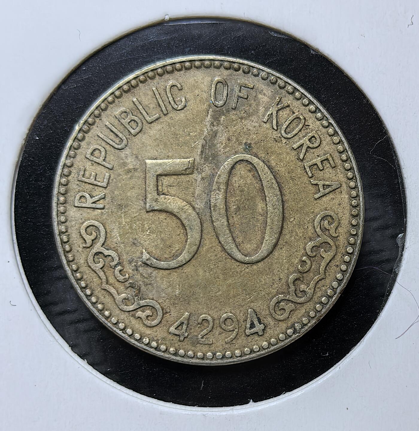 外国优质银币克朗币纪念章，每周六晚九点倒数截拍，满百包邮可寄存，持续收拍 韩国1961年50 圜硬币，属战后韩圜体系货币，正面铸李舜臣的龟船，由美国费城造币厂代铸，1962 年韩元改革后退出流通，是韩国战后货币史与民族精神的实物见证。