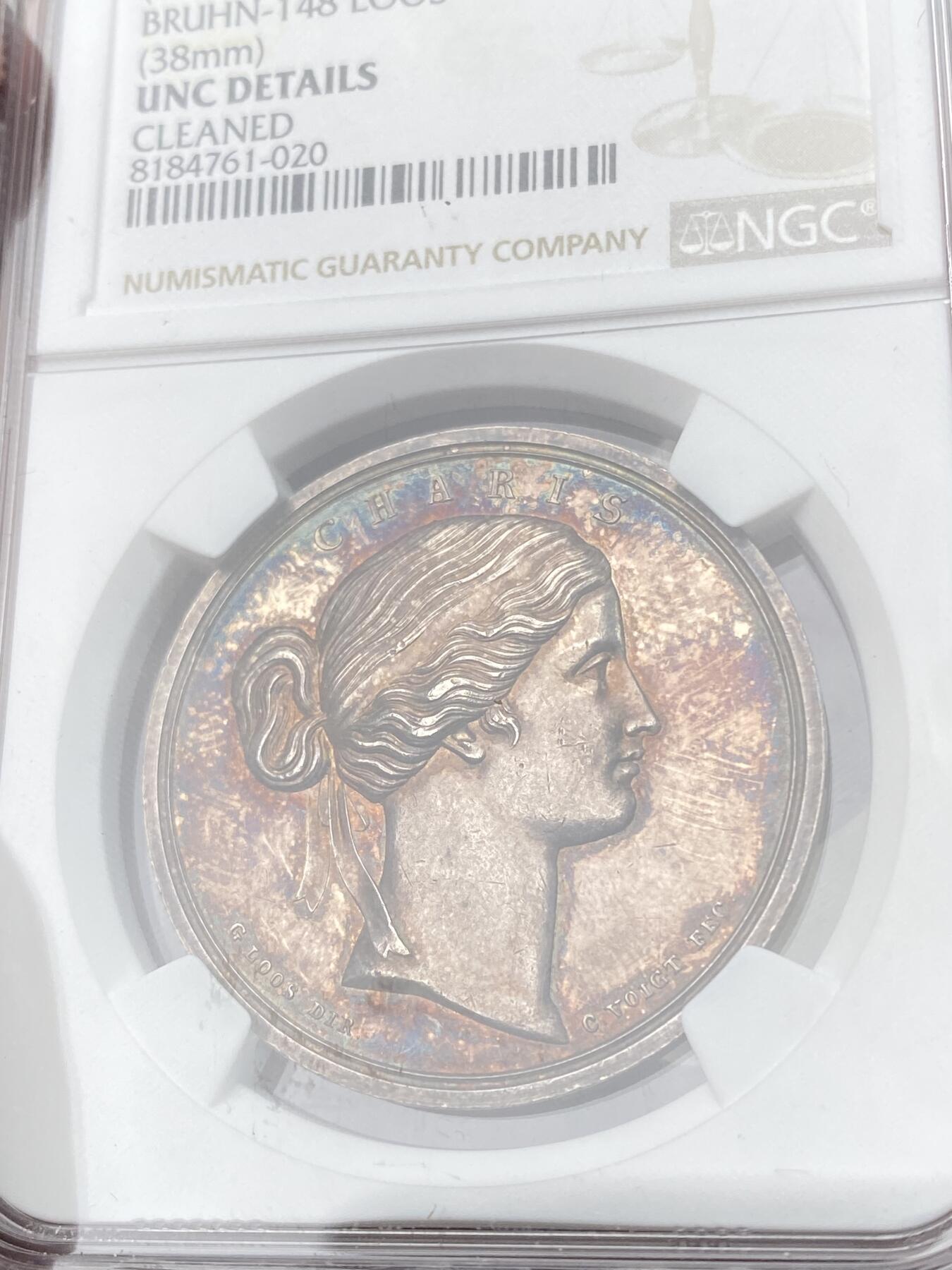 万国钱币拍卖第064期 NGC UNCD 1840-61年间德国普鲁士威廉四世致敬希腊女神恩典银章 G LOOS D大师名作之一 正面雅典娜女神侧像 背面书“我采摘花束向您致敬一千次” 绝美火烧云晚霞彩包浆精铸镜面收藏级