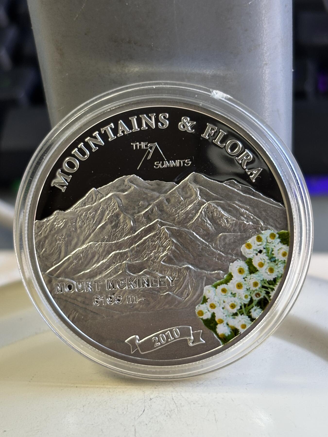 第196期拍卖 帕劳2010年麦金利山脉与花卉系列彩色纪念银币，925银，25克，塑料盒有破