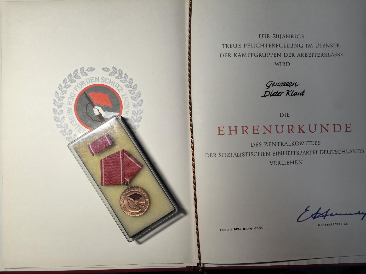 盛世勋华——号角文化勋章邮票专场拍卖第312期 东德工人阶级战斗队杰出服务奖章 原盒带略 带 1981年大证书