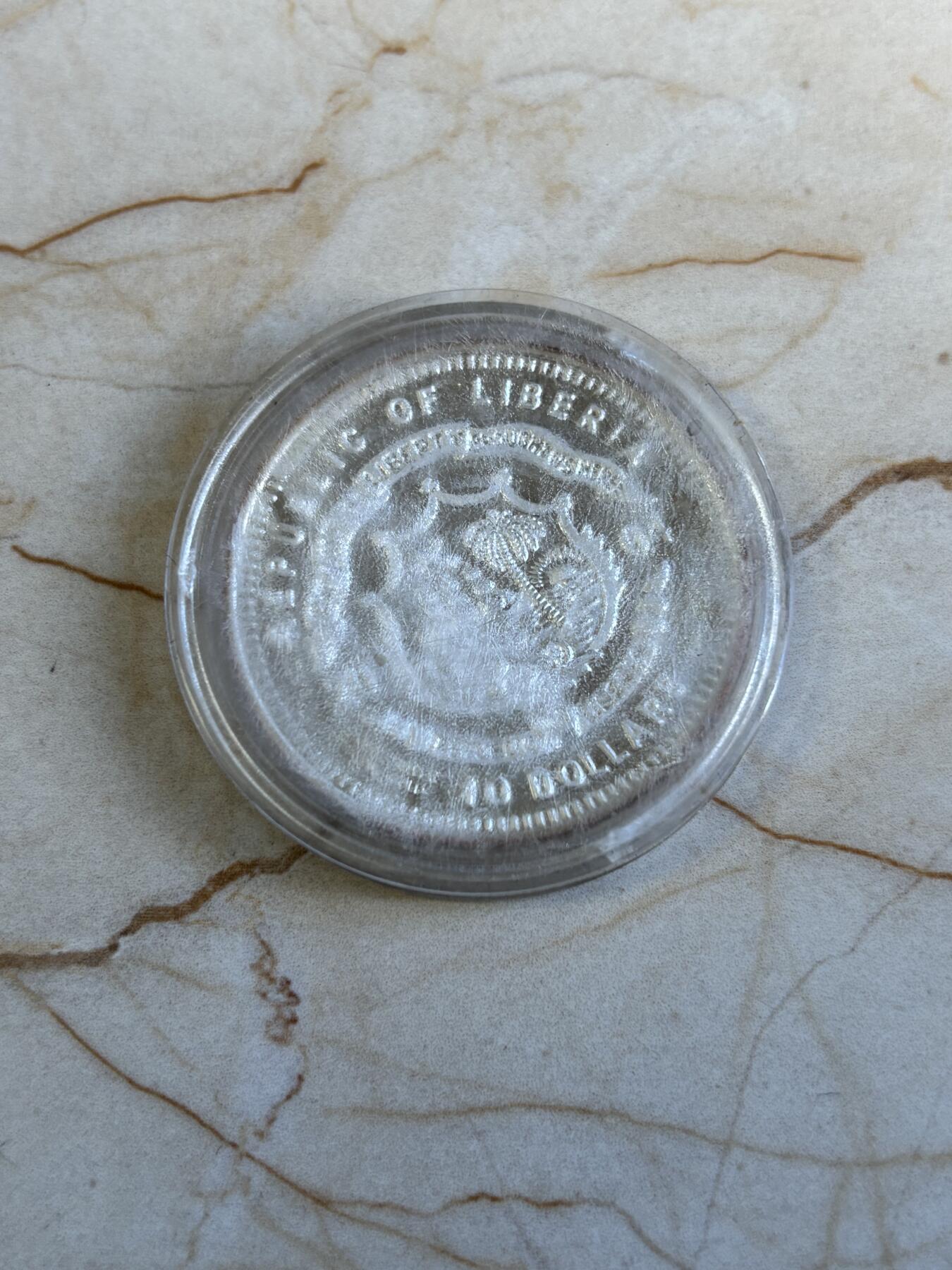 第196期拍卖 利比里亚2004年马达加斯加狐猴镶嵌钻石镀金银币，999银镀金，20克，塑料盒瑕疵