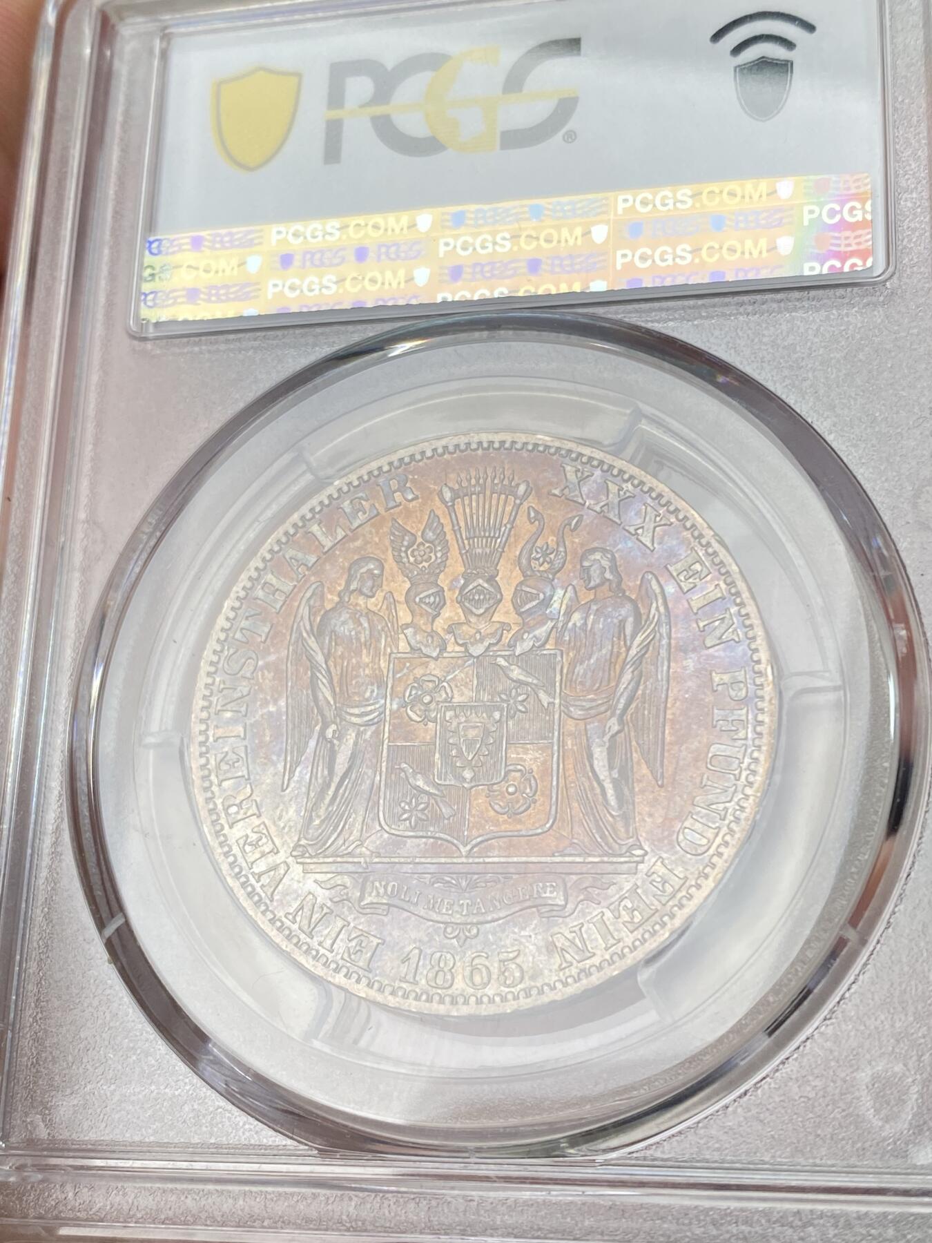 万国钱币拍卖第064期 PCGS MS62 1865年德国绍姆堡-利普天使护盾1泰勒 汉诺威厂铸造 仅单年发行7000枚的小邦品种 双天使护盾 原味浓郁孔雀蓝绿幻彩包浆 状态极赞