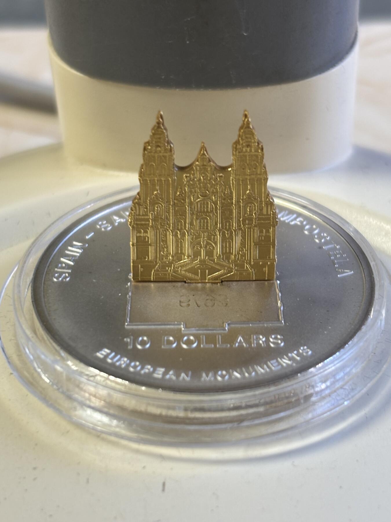 第196期拍卖 瑙鲁2006年 欧洲地标-西班牙圣地亚哥主教座堂立体部分镀金精制银币， 1盎司，999银 发行量：2000枚，塑料盒有瑕疵