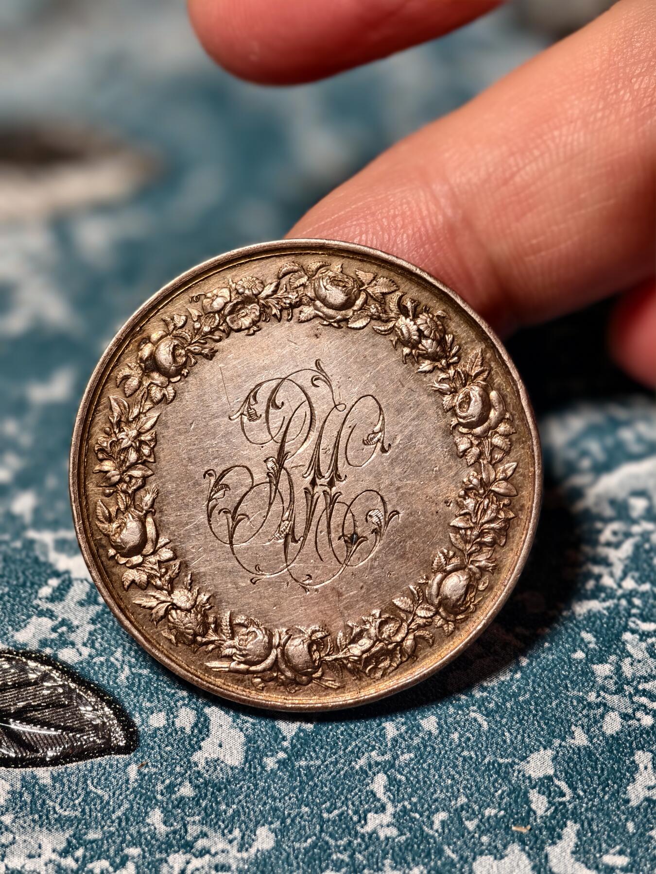 抚柳草堂-第二十二期章牌钱币  奖章勋章 满百包邮 放漏专场 1874法国婚姻与爱情纪念银章 950银重22g 直径36.5mm 蜜蜂边铭 边道轻微不平整 整体状态不错