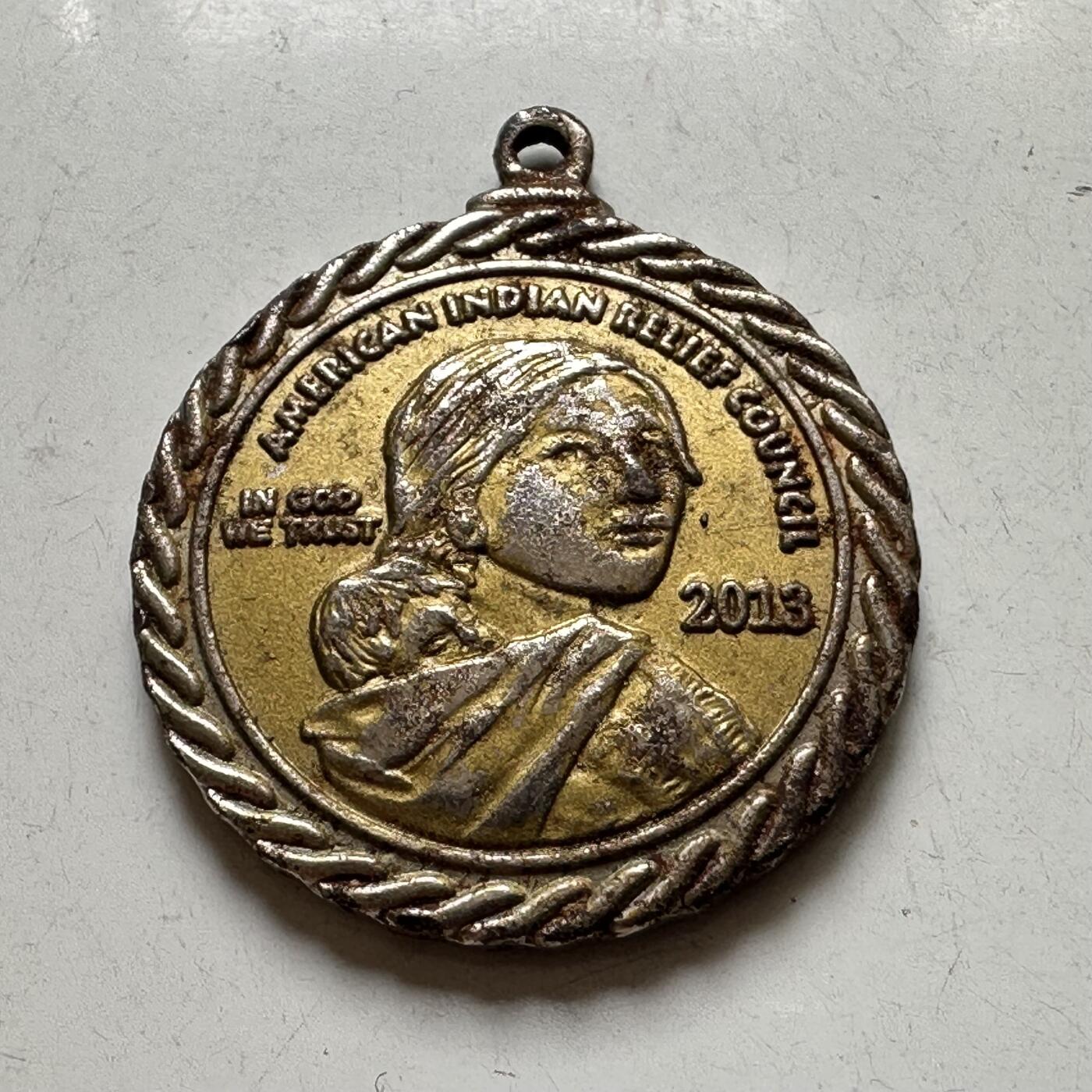 🌹外币初藏🌹🐯2026年第37场   每周二四六晚8️⃣点 接代拍 美国 2013年 印第安人救济委员会 萨卡加维亚主题 纪念章