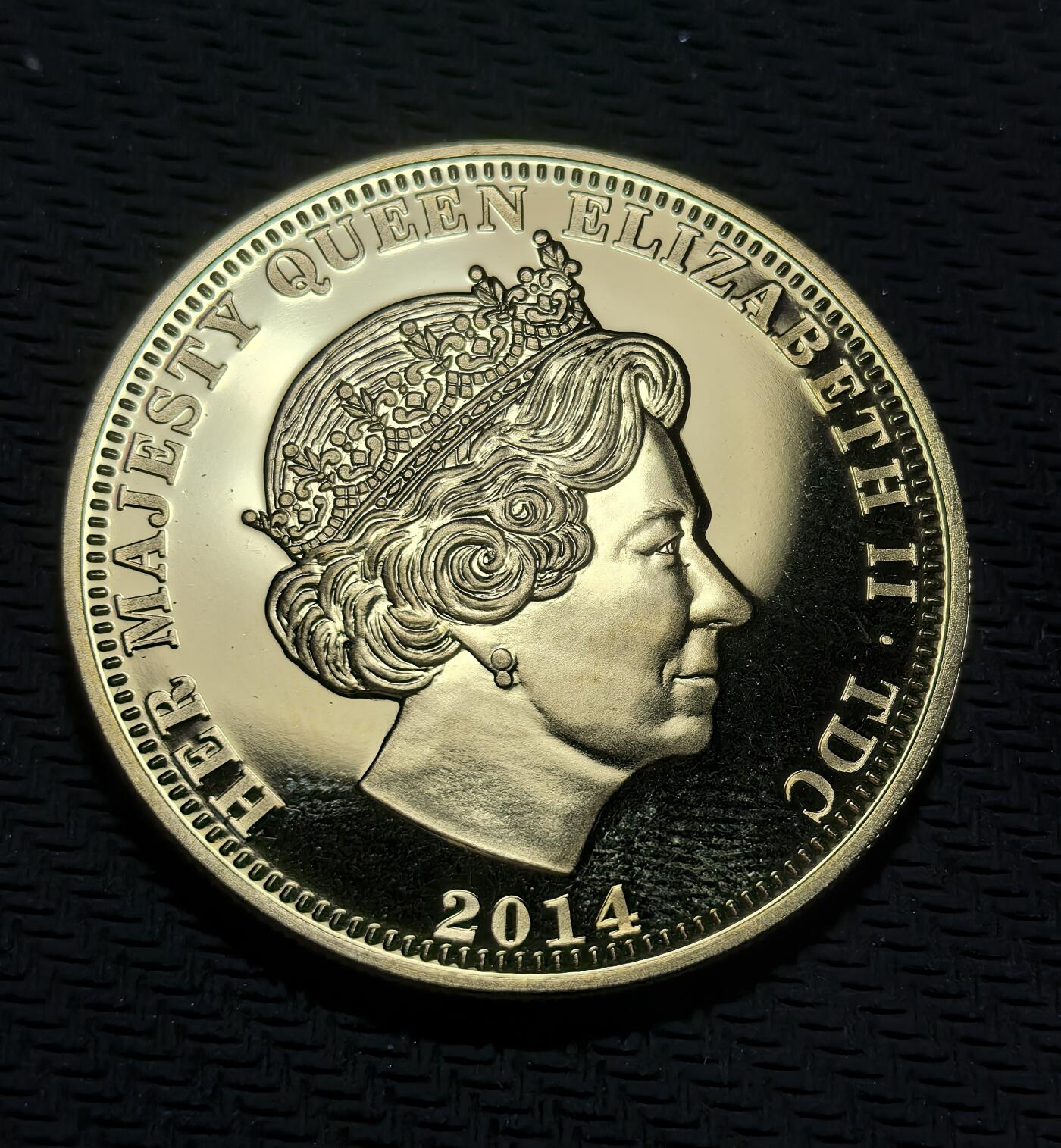 外国优质银币克朗币纪念章，每周六晚九点倒数截拍，满百包邮可寄存，持续收拍 镀金特里斯坦-达库尼亚群岛2014 年伊丽莎白二世 登基 1 克朗纪念币。正面呈现女王晚年肖像，背面还原其年轻时的登基形象及花押字，追溯女王开启 70 年统治的历史起点。