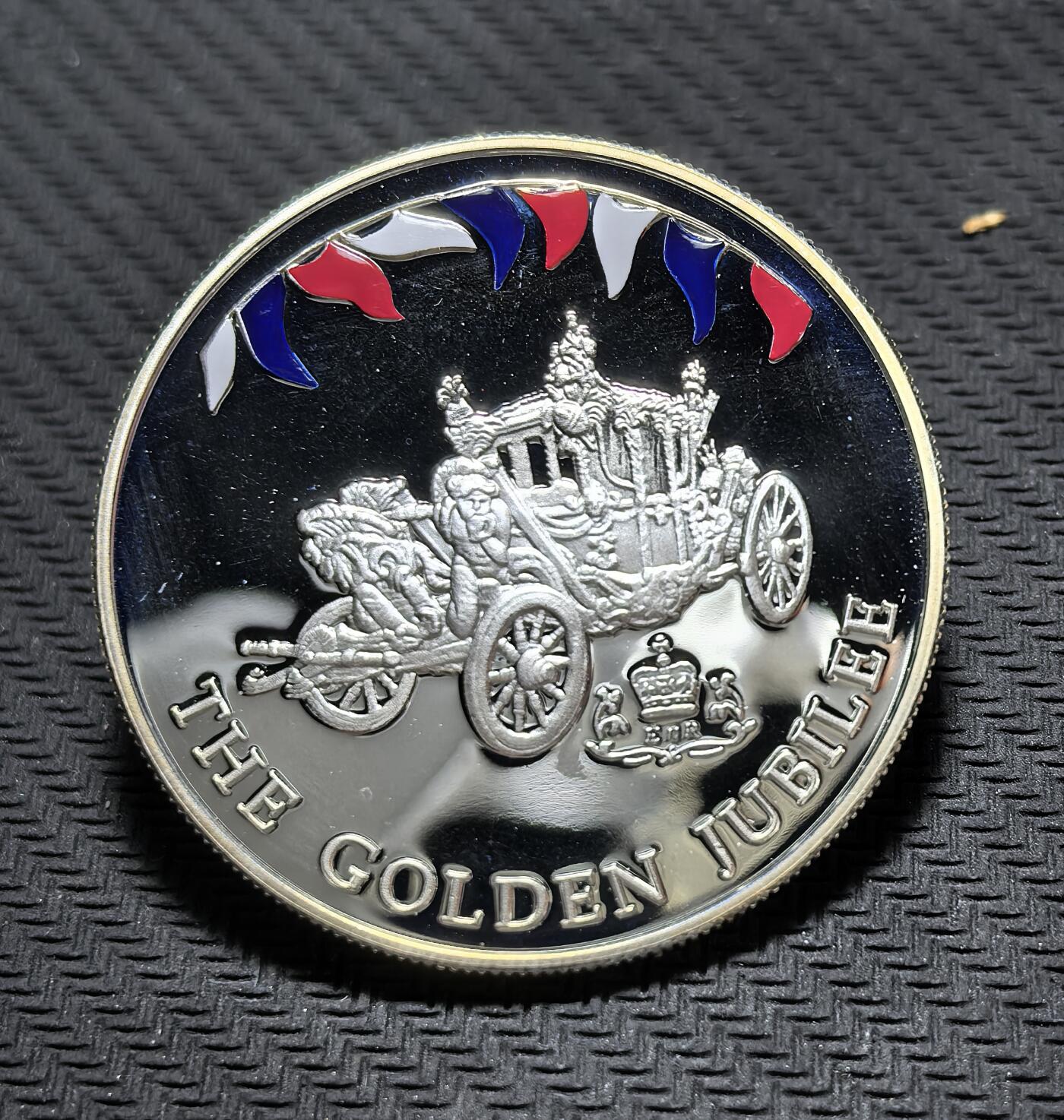 外国优质银币克朗币纪念章，每周六晚九点倒数截拍，满百包邮可寄存，持续收拍 福克兰群岛2002年50 便士纪念币，为纪念伊丽莎白二世登基金禧（1952-2002，即位 50 周年）发行，正面是女王标准肖像，背面以加冕马车配彩旗，致敬女王半世纪君主生涯。