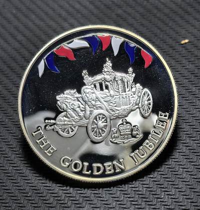 外国优质银币克朗币纪念章，每周六晚九点倒数截拍，满百包邮可寄存，持续收拍 - 福克兰群岛2002年50 便士纪念币，为纪念伊丽莎白二世登基金禧（1952-2002，即位 50 周年）发行，正面是女王标准肖像，背面以加冕马车配彩旗，致敬女王半世纪君主生涯。