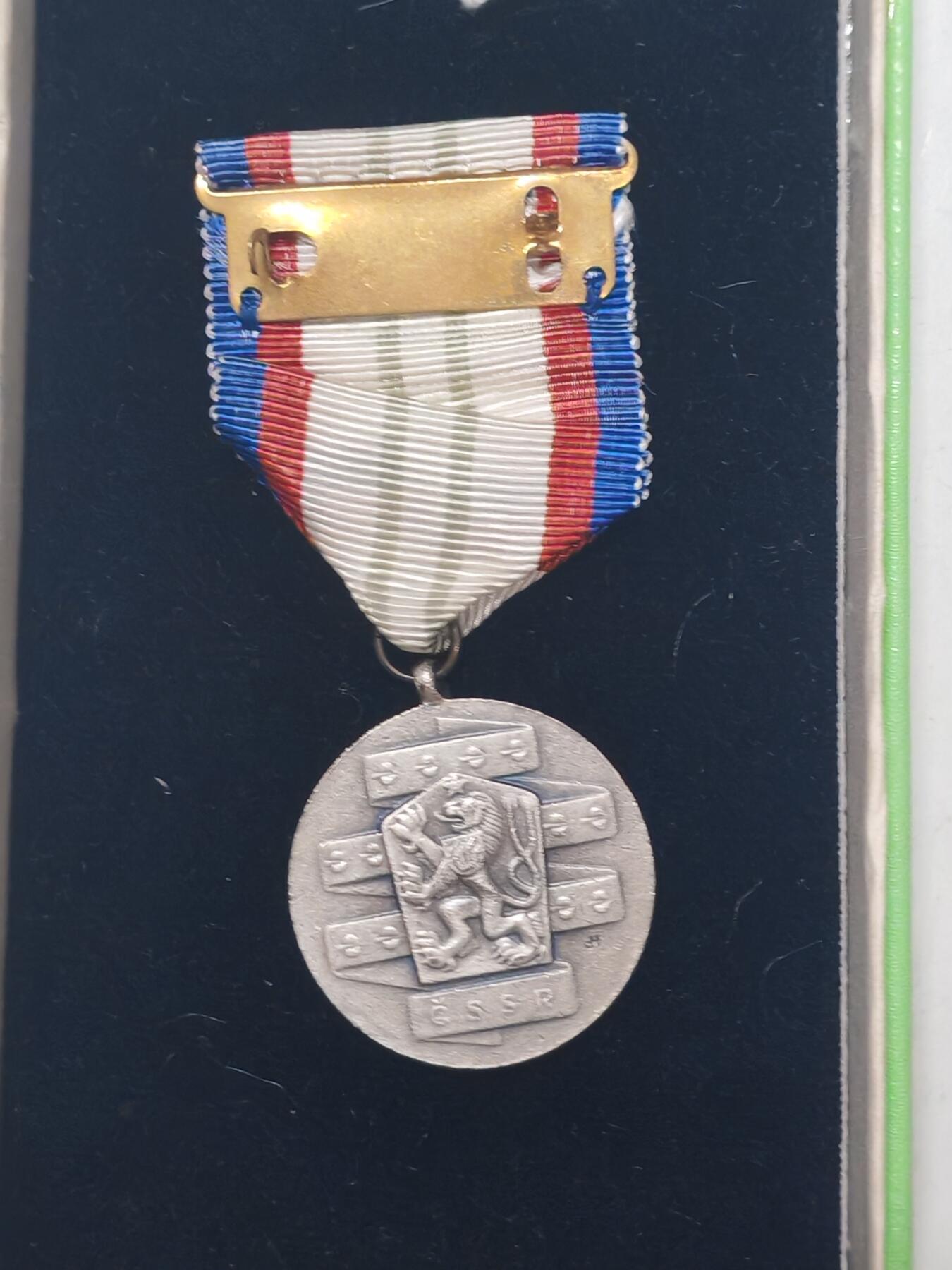 韵星假日军品类拍卖第51期  -- Rimey Holidays Militaria Auction 51 捷克斯洛伐克银级为加强军队友谊建设奖章带原盒证书一套 少见 证书很少