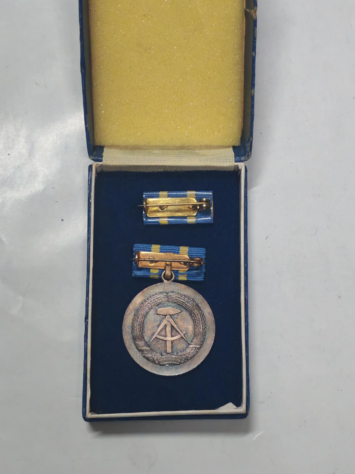 韵星假日军品类拍卖第51期  -- Rimey Holidays Militaria Auction 51 民主德国邮政部忠诚服务奖章带原盒略