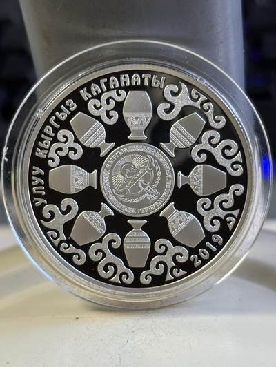 第196期拍卖 - 吉尔吉斯斯坦2019年哈加纳特时代手工花瓶纪念银币，28.28克，925银，发行1000枚