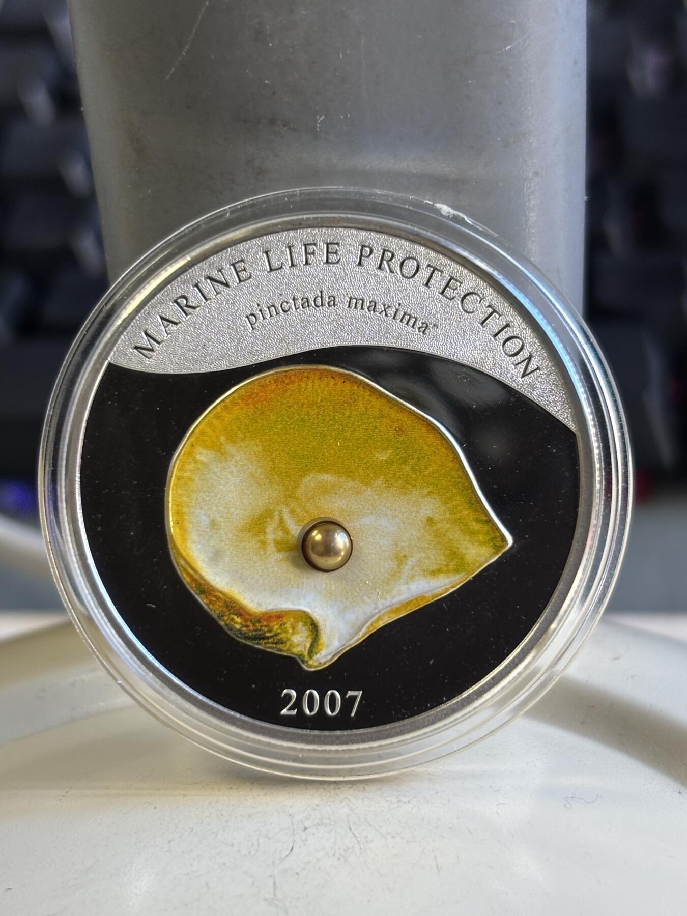 第196期拍卖 帕劳2007年珍珠系列镶嵌天然黄珍珠精制纪念银币，925银，25克，发行2500枚，有氧化，