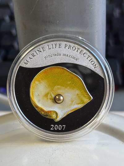 第196期拍卖 - 帕劳2007年珍珠系列镶嵌天然黄珍珠精制纪念银币，925银，25克，发行2500枚，有氧化，