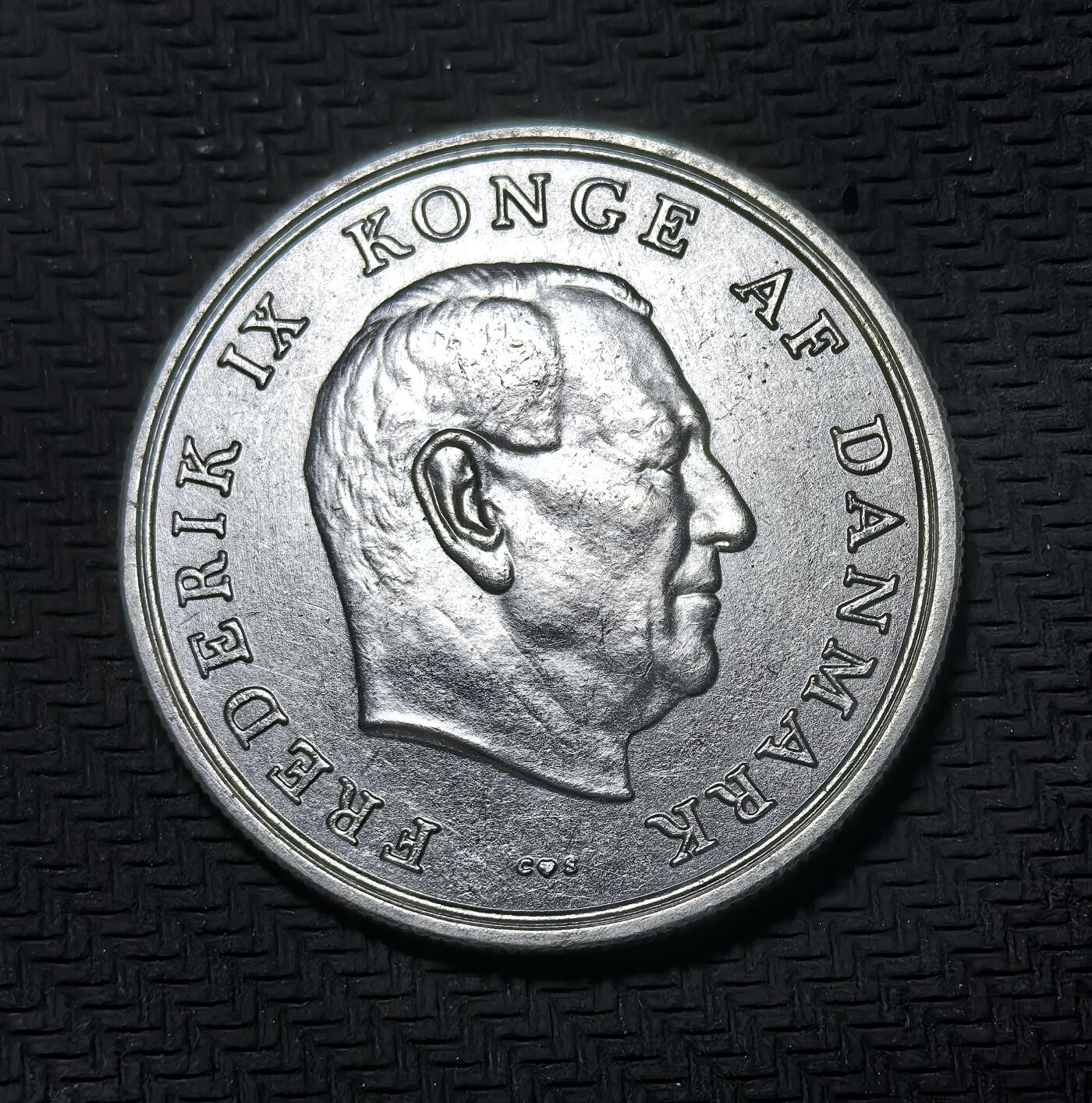 外国优质银币克朗币纪念章，每周六晚九点倒数截拍，满百包邮可寄存，持续收拍 丹麦1964年玛丽公主大婚5克朗纪念银币，正面为国王弗雷德里克九世，背面为公主形象，见证丹麦王室重要时刻与北欧货币文化。