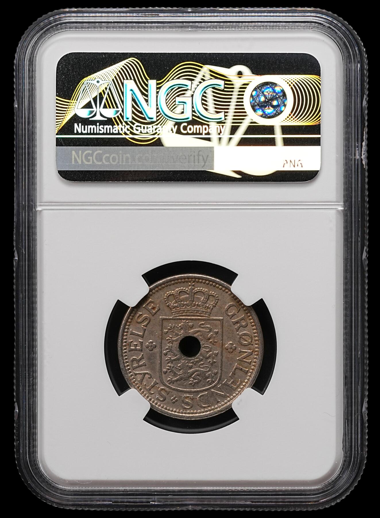 修遠堂世界钱币第110期 NGC AU58 1926年格陵兰中孔25欧尔 ， 1940/41年在纽约打孔，以避免与同尺寸1克朗硬币混淆，仅打孔6万枚
