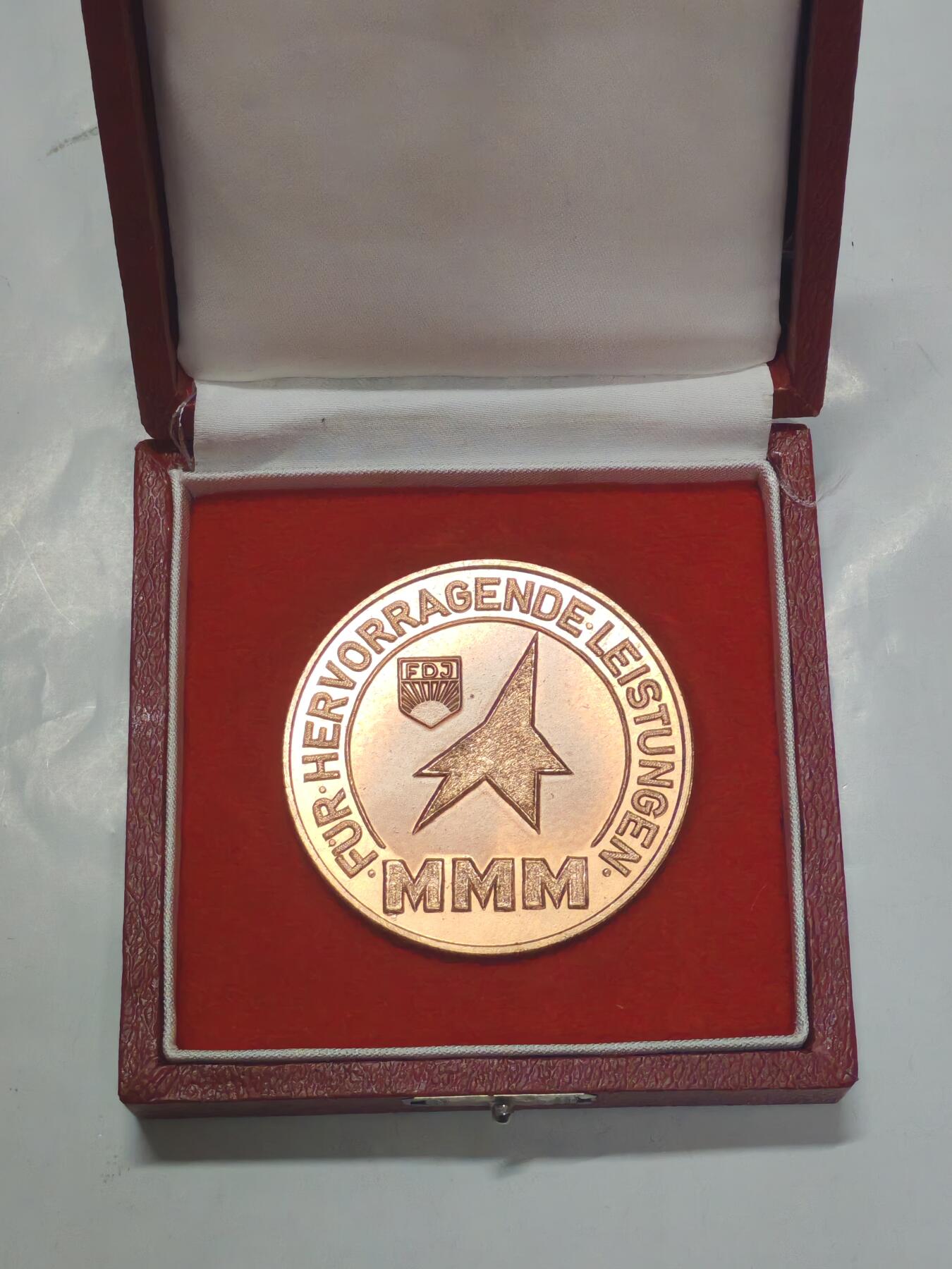 韵星假日军品类拍卖第51期  -- Rimey Holidays Militaria Auction 51 民主德国自由德国青年团卓越之星纪念币带原盒