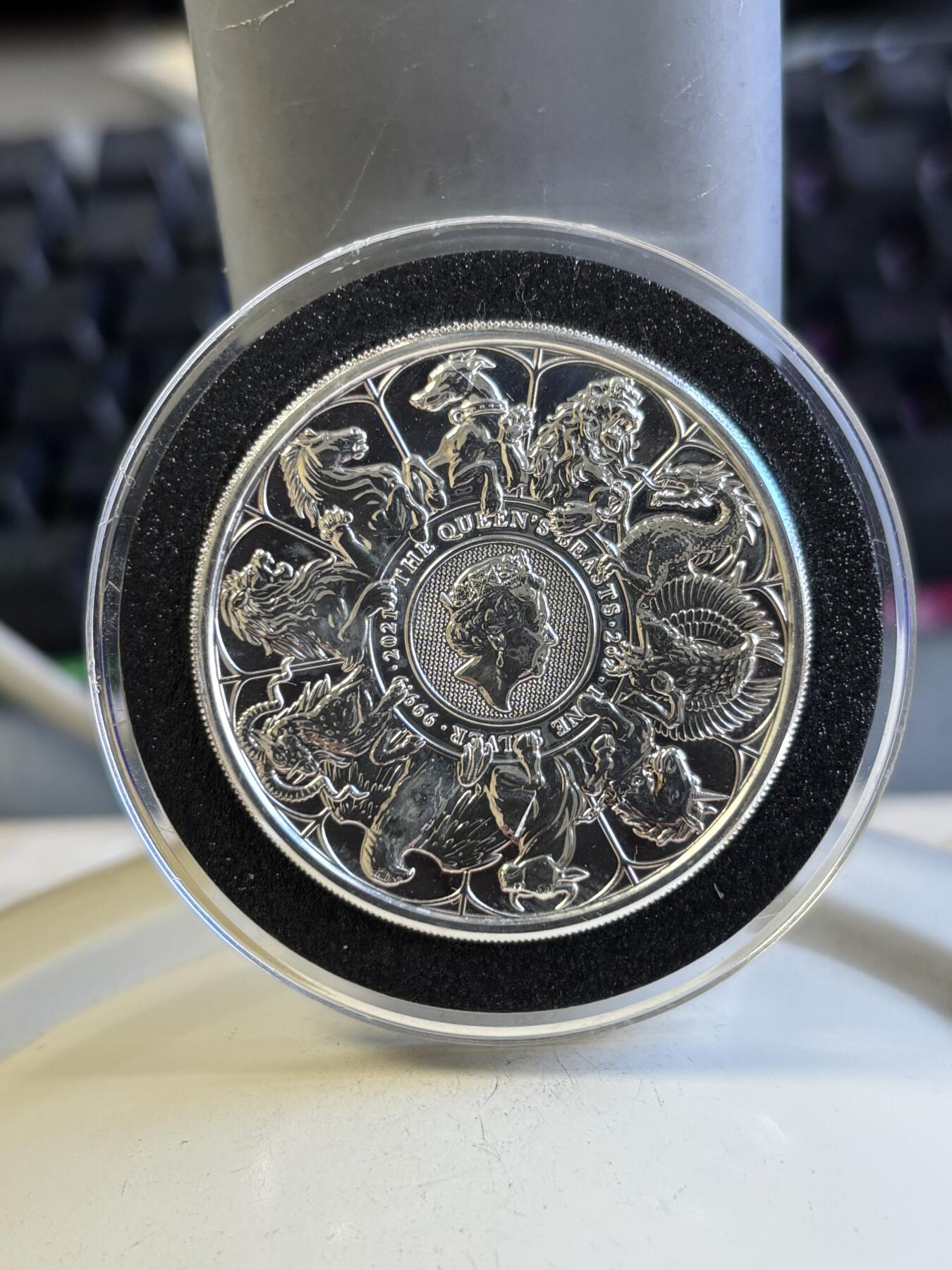 第196期拍卖 英国2021年女王10神兽合而为一普制2盎司纪念银币，9999银，有瑕疵