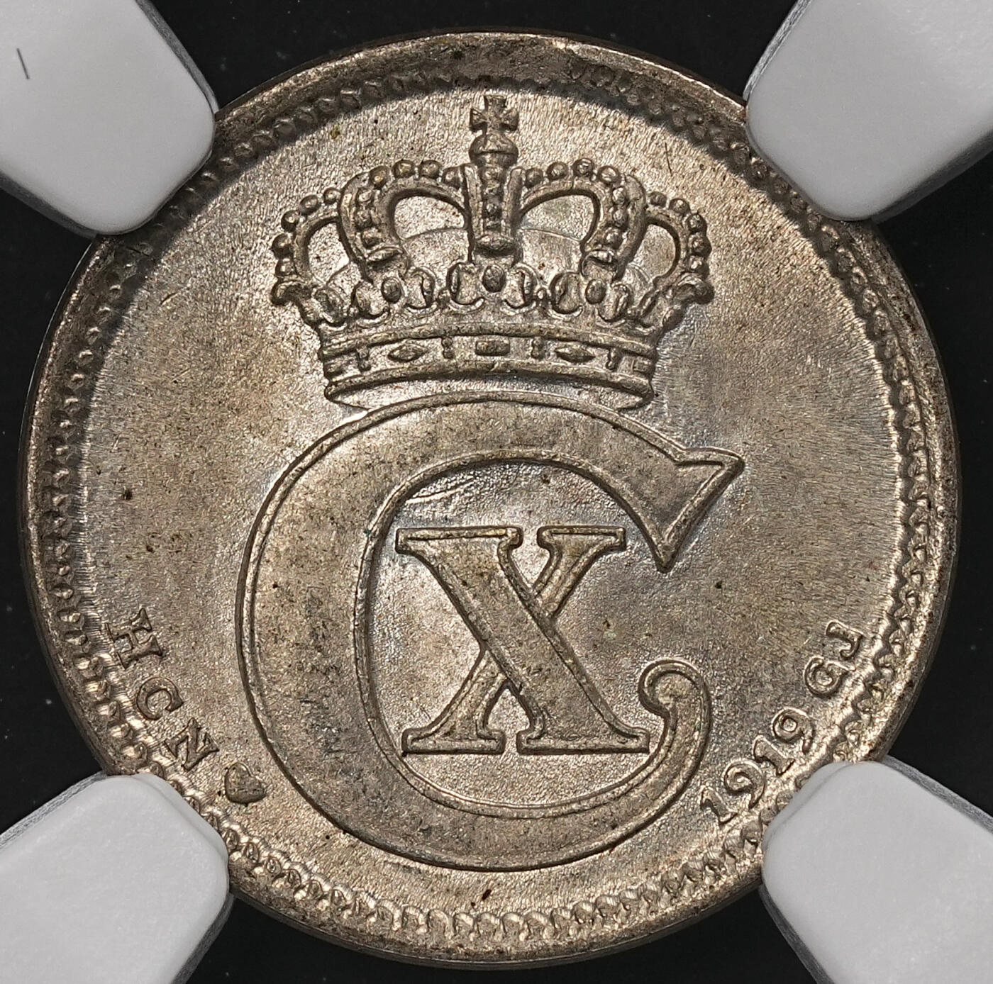 修遠堂世界钱币第110期 NGC评级  1919年丹麦10欧尔银币两枚