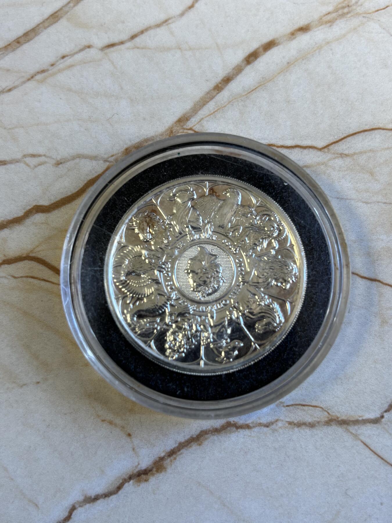 第196期拍卖 英国2021年女王10神兽合而为一普制2盎司纪念银币，9999银，有瑕疵