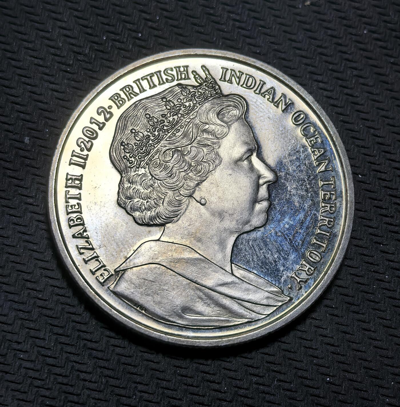 外国优质银币克朗币纪念章，每周六晚九点倒数截拍，满百包邮可寄存，持续收拍 英属印度洋领地2012年2镑纪念币，为纪念伊丽莎白二世登基钻禧（1952-2012，即位 60 周年）发行，正面是女王标准肖像，背面以双肖像定格女王君主生涯，致敬其漫长统治。