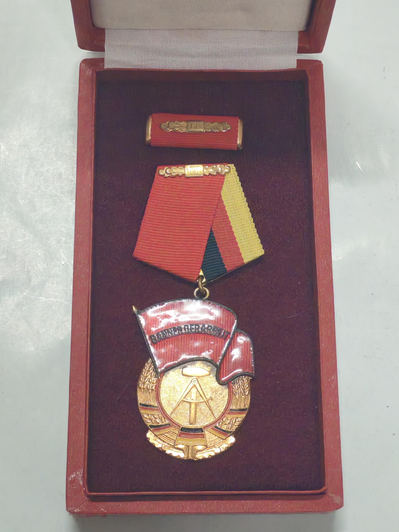 韵星假日军品类拍卖第51期  -- Rimey Holidays Militaria Auction 51 民主德国二级劳动红旗勋章带原盒略 早期版本