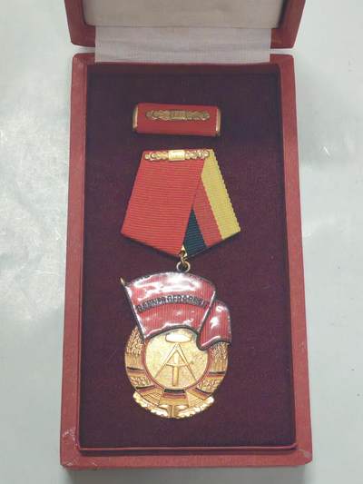 韵星假日军品类拍卖第51期  -- Rimey Holidays Militaria Auction 51 - 民主德国二级劳动红旗勋章带原盒略 早期版本