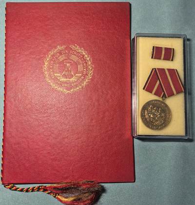 盛世勋华——号角文化勋章邮票专场拍卖第312期 - 东德金级人民军功勋奖章 带原盒 带略 带1985年实发证书