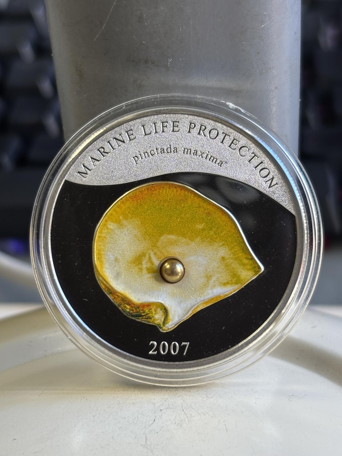 第196期拍卖 帕劳2007年珍珠系列镶嵌天然黄珍珠精制纪念银币，925银，25克，发行2500枚，有氧化，