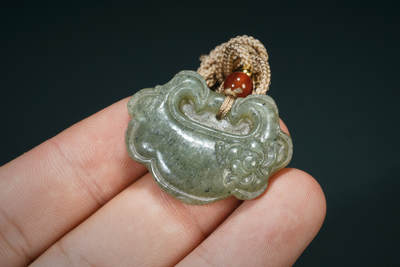 上海都达杂项专场103【全场包邮】  天然和田玉精雕《平安锁》挂件 附鉴定证书80-93